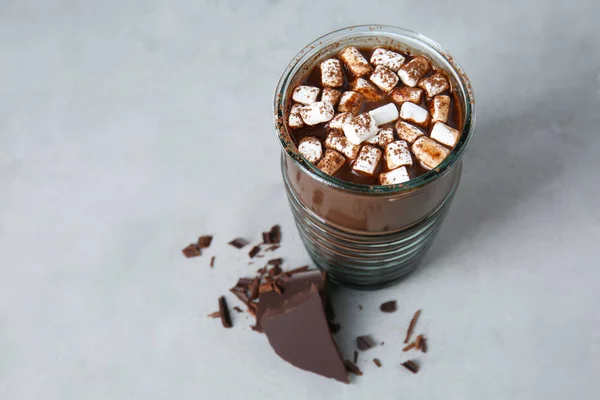 Vaso Chocolate Caliente Con Malvaviscos Sobre Mesa Gris — Foto de Stock