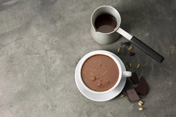 Cezve Und Tasse Heiße Schokolade Auf Grauem Tisch — Stockfoto