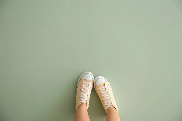 Las Piernas Mujer Zapatos Casuales Fondo Color — Foto de Stock