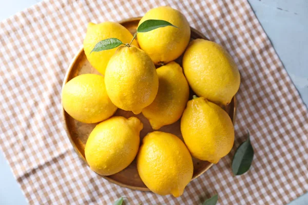 Metal Tray Whole Ripe Lemons Table — Stock Photo, Image