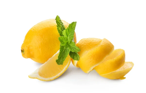白い背景の上の皮と熟したレモン — ストック写真