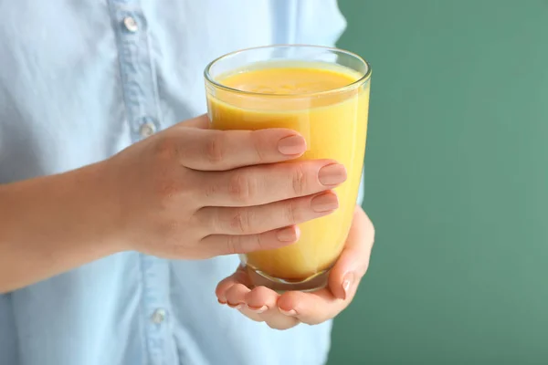 Kobieta Trzyma Szklankę Smaczne Smoothie Yellow Kolor Tła Zbliżenie — Zdjęcie stockowe