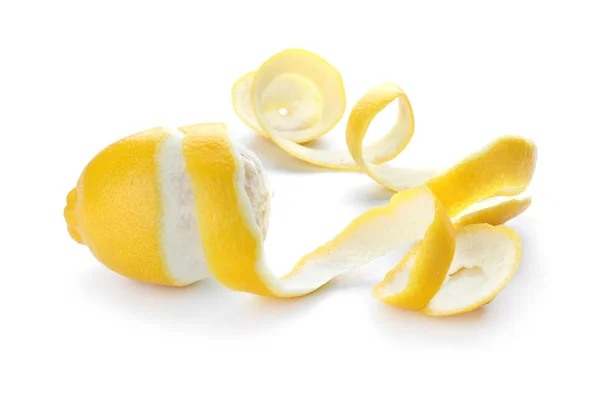 熟したレモンと白い背景の上の皮 — ストック写真