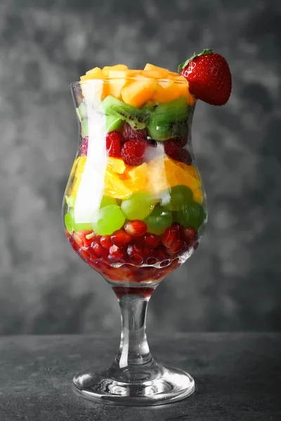 Köstlicher Obstsalat Glas Auf Grauem Tisch — Stockfoto