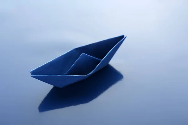 Origami Σκάφος Στην Επιφάνεια Του Χρώματος — Φωτογραφία Αρχείου