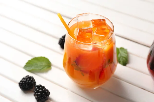 Sommar Cocktail Glas Vitt Trä Bord — Stockfoto