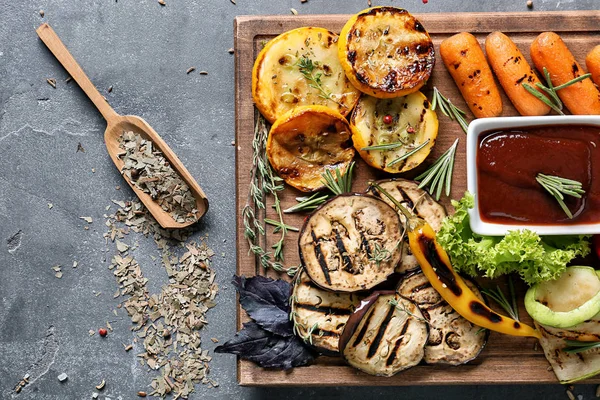 Tablero Madera Con Sabrosas Verduras Parrilla Salsa Mesa Gris —  Fotos de Stock