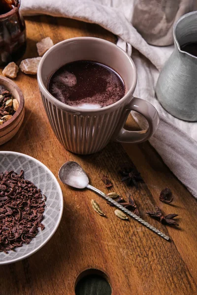 Tasse Heiße Schokolade Mit Gewürzen Auf Holzbrett — Stockfoto