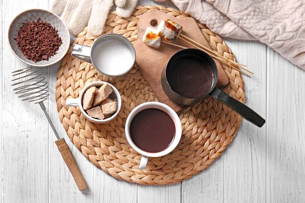 Cezve Und Tasse Heiße Schokolade Mit Zutaten Und Marshmallows Auf — Stockfoto