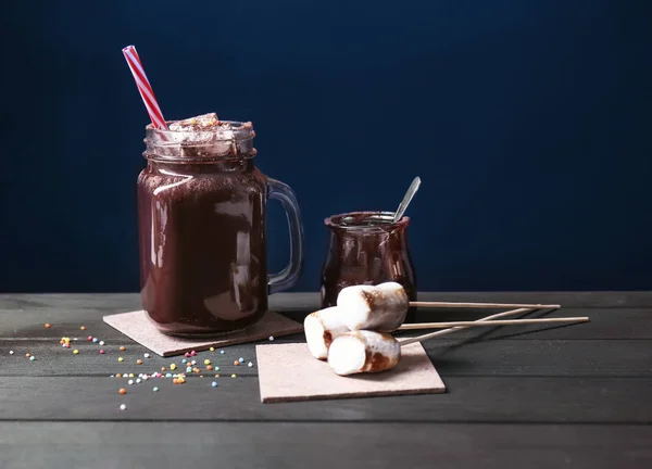 Mason Jar Van Warme Chocolademelk Met Marshmallows Houten Tafel Tegen — Stockfoto