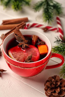 Beyaz ahşap masa lezzetli mulled şarap Kupası