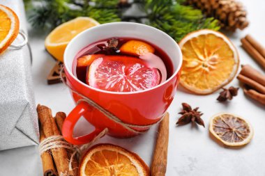 Fincan beyaz masada lezzetli mulled şarap