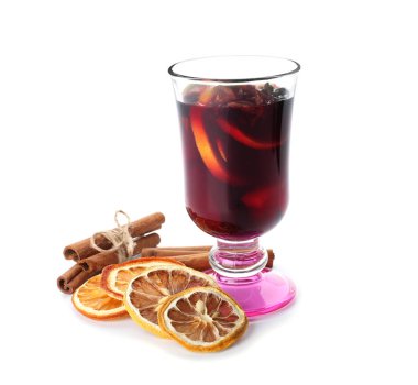 Beyaz zemin üzerine lezzetli mulled şarap