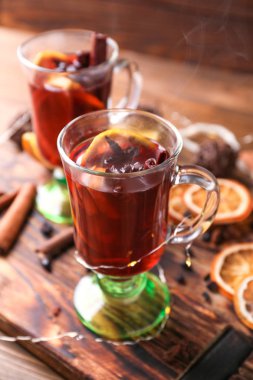 Cam bardak ahşap tahta lezzetli sıcak mulled şarap