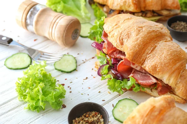 Välsmakande Croissant Smörgås Med Kött Vitt Trä Bord — Stockfoto