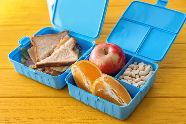 彩木桌上有开胃食物的午餐盒 — 图库照片