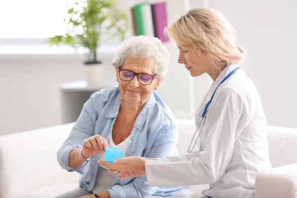 Médecin Donnant Des Médicaments Une Femme Âgée Maison — Photo