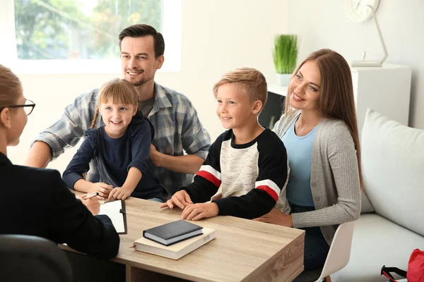 Unga Paret Och Deras Barn Möte Med Rektorn Skola — Stockfoto