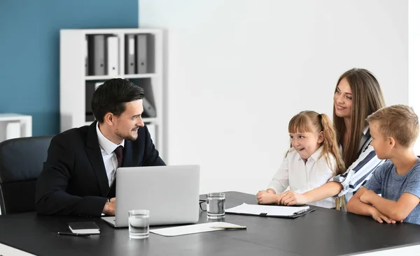 Ung Kvinna Och Hennes Barn Möte Med Rektorn Skola — Stockfoto