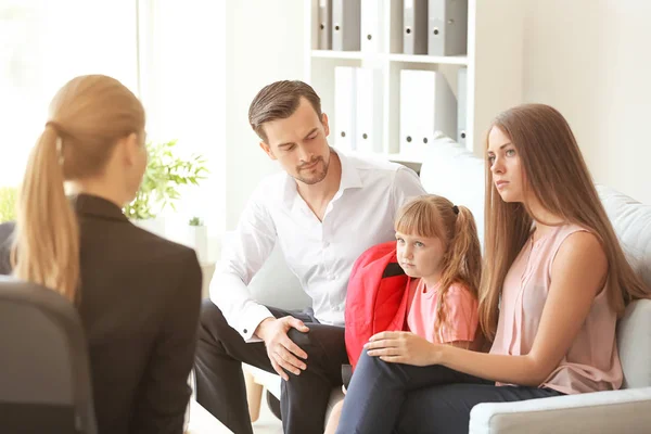 Junges Paar Und Ihre Tochter Treffen Schuldirektorin — Stockfoto