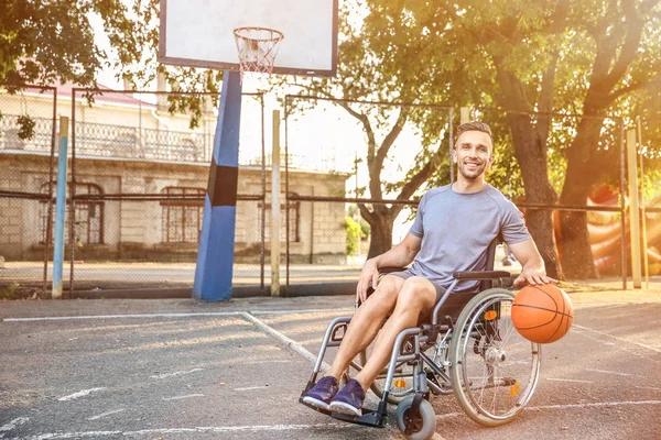 Young Man Wheelchair Playing Basketball Outdoors — Stock Photo, Image