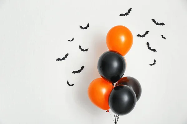 Palloncini Colore Con Pipistrelli Carta Halloween Party Sfondo Chiaro — Foto Stock