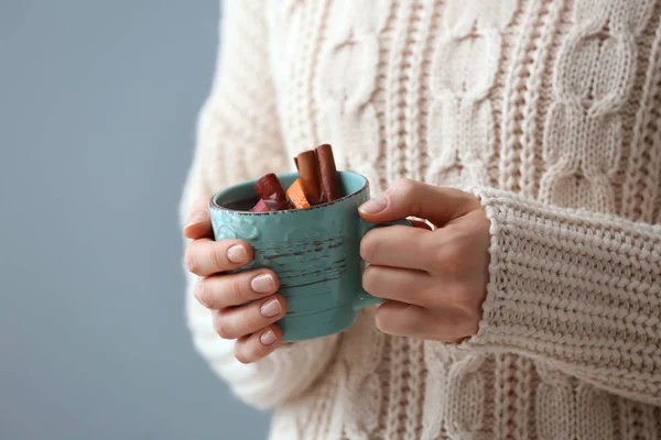 Mujer Sosteniendo Taza Delicioso Vino Caliente Sobre Fondo Color Primer — Foto de Stock