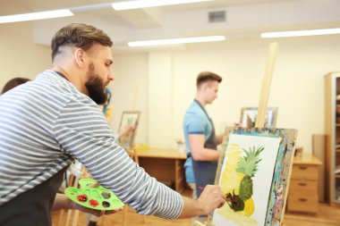 Atölyede resim sanat öğrencileri