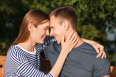 Genç çift güneşli günde Park'ta dinlenme