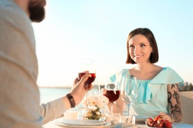 Tarihte Nehri yakınında mutlu güzel çift