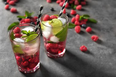 Kadeh tabloda taze ahududu mojito