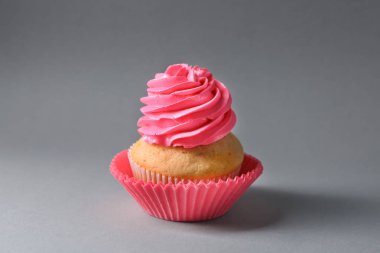 Lezzetli Doğum günü kek renk arka plan üzerinde