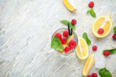 Ahşap masa üzerinde taze ahududu Mojito cam