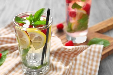 Tablo taze ahududu Mojito cam