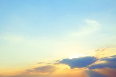 Bulutlu mavi gökyüzünün güzel manzarası