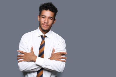 Yakışıklı Afrikalı-Amerikalı işadamı gri arka plan üzerinde