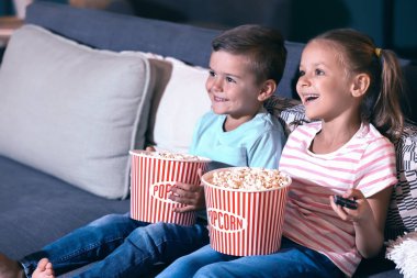 Çocuklar akşam Tv izlerken patlamış mısır yemek