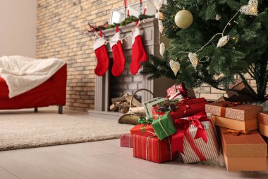 Noel hediyeleri oturma odasında köknar ağacının altında