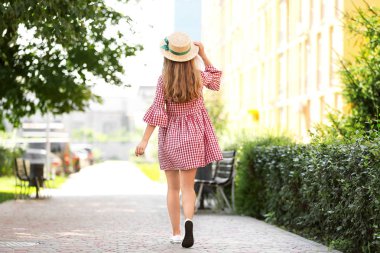 parkta yürüyen güzel genç kadın