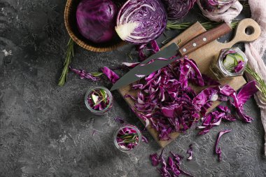 Grunge masada kesme kırmızı lahana ile kompozisyon