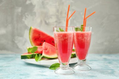 Gözlük ile masa lambası üzerinde taze karpuz güler yüzlü