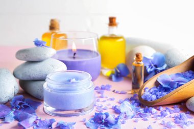 Ortanca çiçek ve deniz tuzu renk tablosu üzerinde Spa kompozisyonu