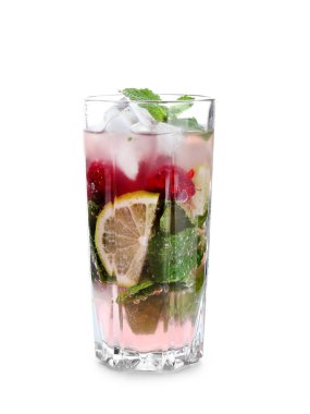 Beyaz arka plan üzerinde taze ahududu Mojito cam