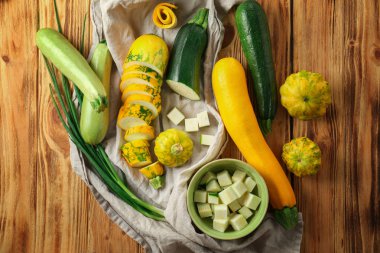 Ahşap masa üzerinde taze kabakları ile kompozisyon