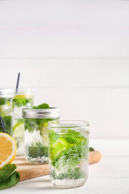 Işık tablosu üzerinde taze mojito kavanoz