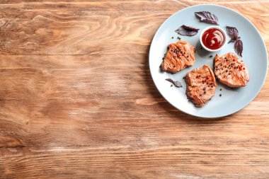 Plaka lezzetli ızgara biftek ve ahşap masa sosu ile