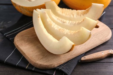 Ahşap tahta üzerinde olgunlaşmış kavun dilimleri