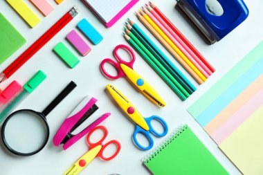 Beyaz arka plan üzerinde farklı okul Kırtasiye ile kompozisyon