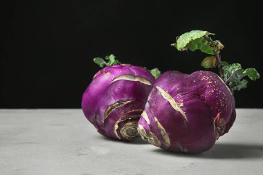 Gri masa üstünde taze sarımsak