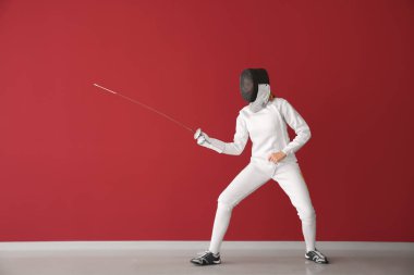 Genç kadın fencer renk duvara